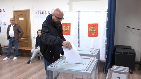 Общественный деятель Андрей Ковалев проголосовал на выборах губернатора