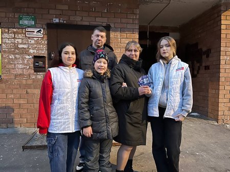 Щёлковские единороссы передали билеты семьям участников СВО в местный театр