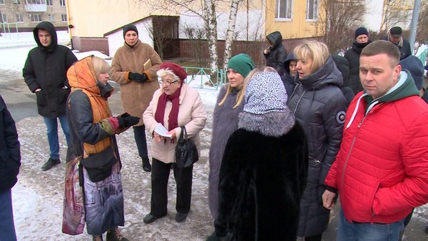 Мария Тарасова вместе с коллегами по депутатскому корпусу и сотрудниками администрации округа провела выездную встречу с жителями посёлка Новый Городок
