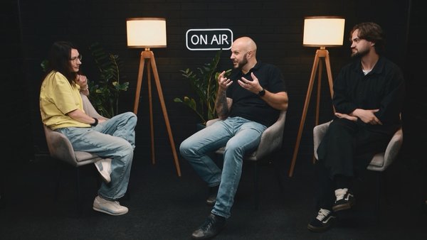 Ее улыбка — тот самый «зеленый свет», который разрешает ему подойти. Иногда для начала большой истории нужно всего лишь дать понять, что вы открыты к встрече