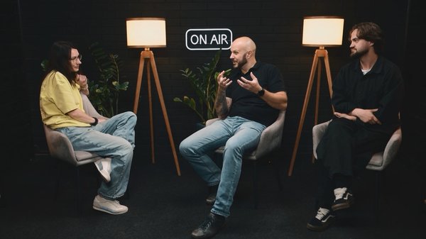 Ее улыбка — тот самый «зеленый свет», который разрешает ему подойти. Иногда для начала большой истории нужно всего лишь дать понять, что вы открыты к встрече