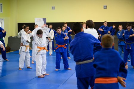 Чемпион мира по дзюдо Яго Абуладзе вместе с Джумбером Абуладзе провёл тренировку для юных спортсменов в Щёлкове. Фото: Единая Россия Щелково