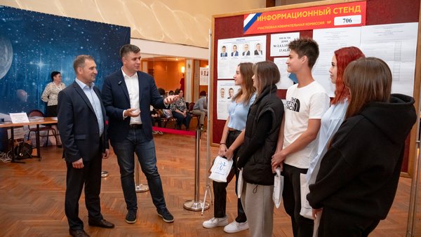 Депутат Госдумы Александр Толмачёв поздравил молодёжь Звёздного городка с первым участием в выборах