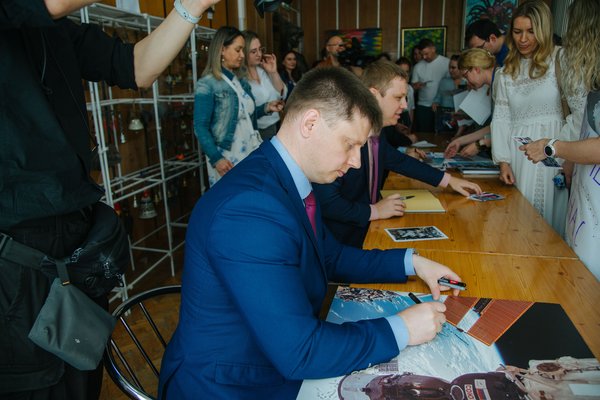 Всех пришедших поприветствовать экипажи в этот торжественный день ждала долгожданная автограф-сессия