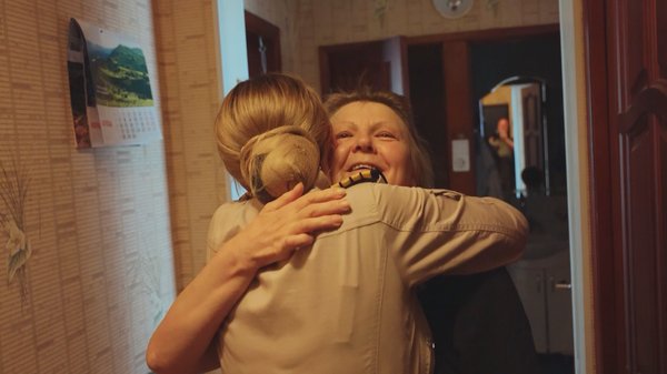 Мама Ирины Наталья тепло встречает дочь