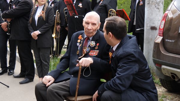 Глава Андрей Булгаков поздравил ветерана ВОВ Петра Шелохаева