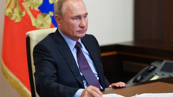 Президент России Владимир Путин отменил госпошлину за подачу заявления на получение российского гражданства для жителей ДНР, ЛНР и Украины