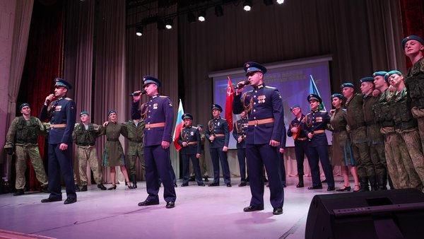 Новогодний концерт дал Ансамбль песни и пляски ВДВ России для военнослужащих и жителей