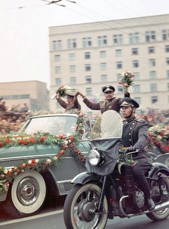 Попович первым отстегнулся от кресла и «плавал» в невесомости, чего до него не делали