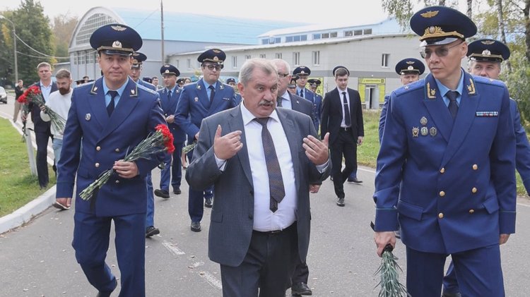 Начальник Центрального музея Военно-воздушных сил Александр Зарубецкий рассказал первому заместителю прокурора Московской области Андрею Ганцеву и щелковскому городскому прокурору Денису Зайцеву об экскурсии для детей из Мариуполя этим летом