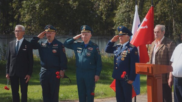 Праздник посвящен всем тем, кто связал свою судьбу с небом, – гражданским и военным летчикам, наземному персоналу аэродромов, создателям крылатых машин и ветеранам авиации
