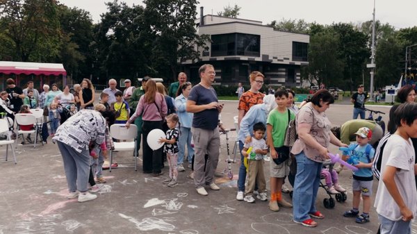 Помимо торта, горожан ждали популярная музыка, танцевальный флешмоб, выступление аниматоров