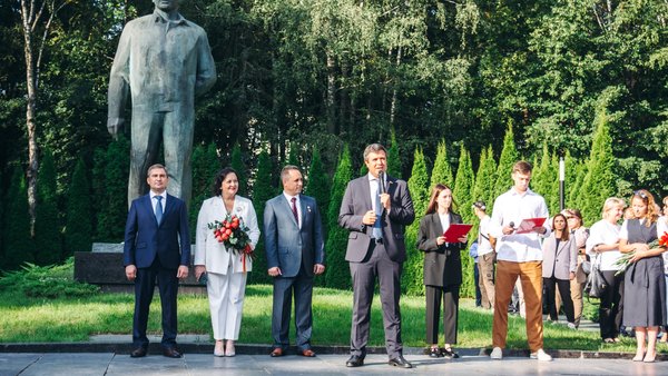 Депутат Госдумы Александр Толмачёв поздравил школьников Звëздного городка с Днëм знаний