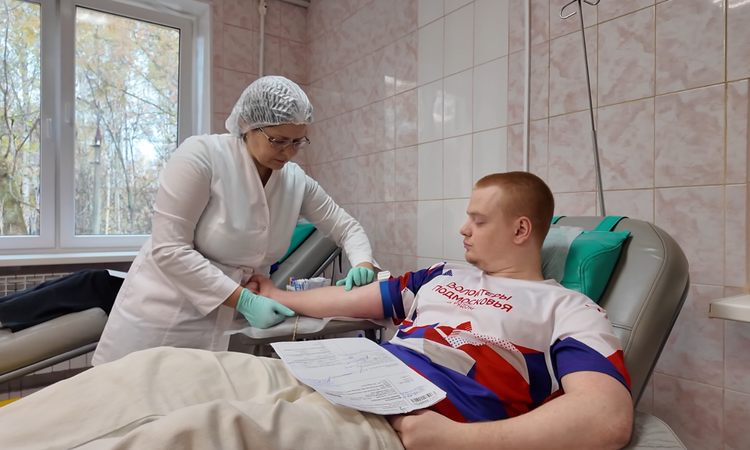 Волонтеры Подмосковья сдают кровь