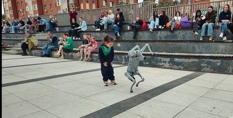 танцующий робот