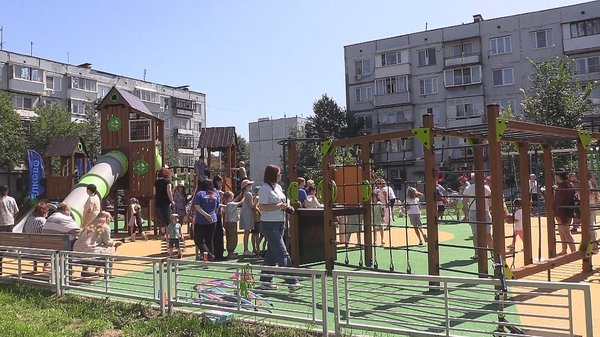 Площадки полностью соответствуют всем современным нормам безопасности, например, специальное резиновое покрытие поможет избежать серьезных повреждений и травм