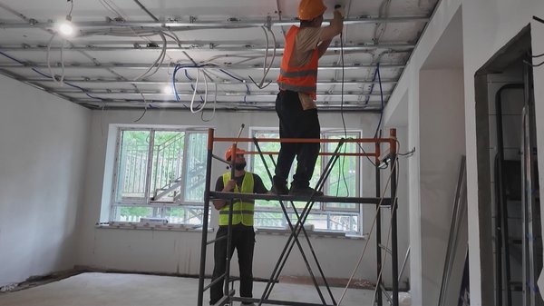 Выполнена стяжка пола, установлены новые окна, оштукатурены стены