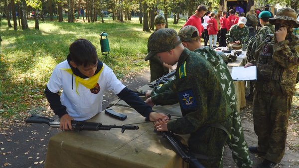 Прививать чувство патриотизма, навыки самостоятельности, ответственности и командной работы, а также мотивировать к активному образу жизни нужно с детства
