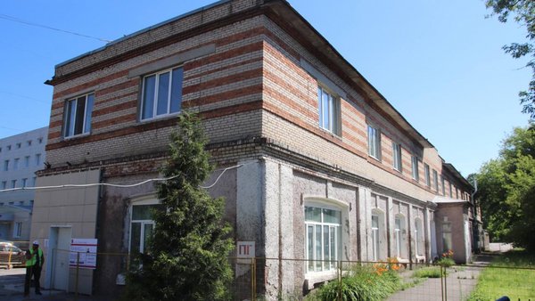 В двухэтажном корпусе Щёлковской областной больницы на улице Краснознаменской начался капитальный ремонт