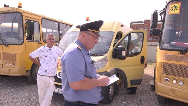 сотрудники Госавтоинспекции проверили школьные автобусы