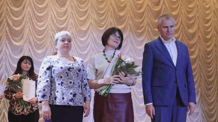 Педагогам вручали почетные грамоты, награды, благодарственные письма Министерства просвещения Российской Федерации, нагрудные знаки «За верность профессии», благодарность от главы и Московского областного объединения организаций профсоюзов