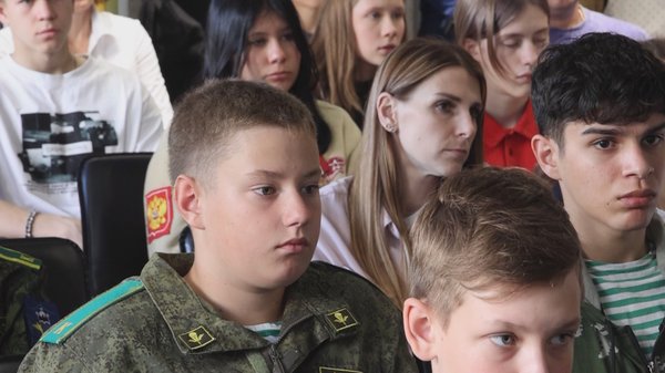 Участники встречи – и взрослые, и подростки – задали гостю немало вопросов. Один из них – о мотивации противника воевать