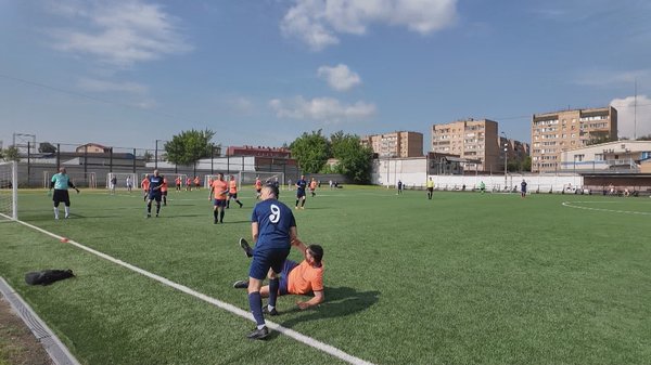 Сейчас футболисты всех возрастов принимают участие в играх летнего сезона