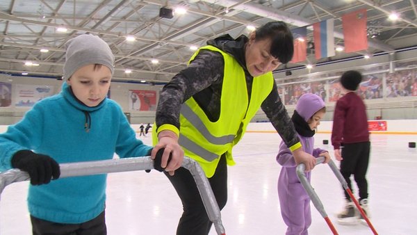 Бесплатные занятия для детей по обучению катанию на коньках прошли на Ледовой арене им. В. Третьяка