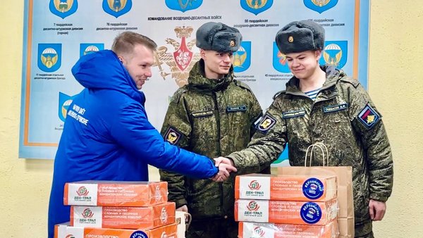 Филипп Чернов вместе с молодогвардейцами поздравил воинскую часть в Медвежьих озерах с Днём защитника Отечества
