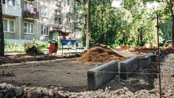 Комплексное благоустройство дворов в разгаре