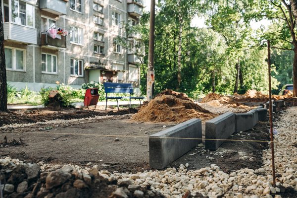 Комплексное благоустройство дворов в разгаре