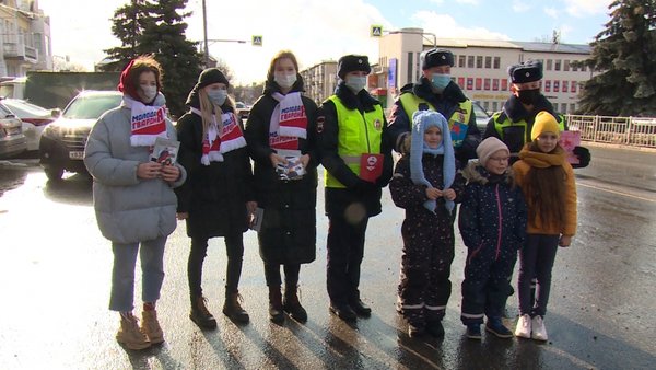 Акцию «Разрешите вас поздравить» провели сотрудники ГИБДД в преддверии 23 февраля