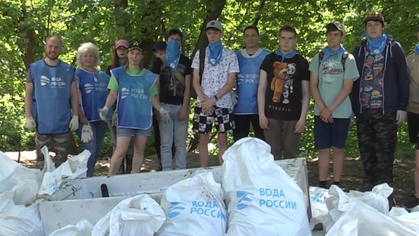 Экоактивисты очистили от мусора берег ручья Поныри