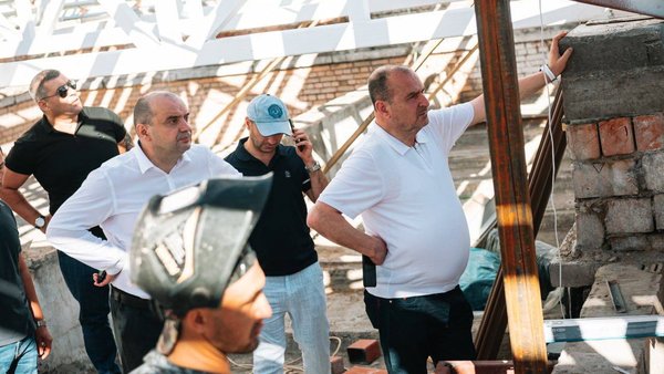 Григор Агекян проверил ход капитального ремонта школы №2 имени В.В. Дагаева на Октябрьской улице