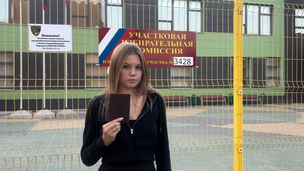 Активист «Молодой Гвардии» Щёлково София Паршун впервые проголосовала на выборах