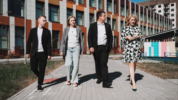Александр Толмачёв посетил избирательный участок в школе №11 имени Г. С. Титова