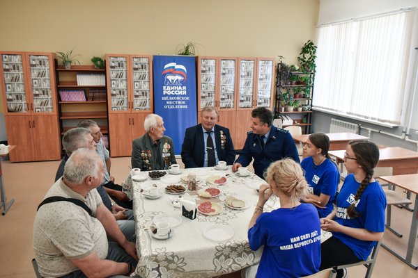 В честь Дня Воздушно-десантных войск "Единая Россия" организовала чаепитие с ветеранами в Щёлкове