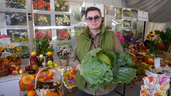 Ирина Мекедо держит в руках ценный экспонат