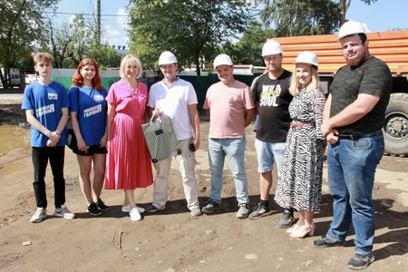«Единая Россия» поздравила работников на объекте капитального ремонта с Днем строителя