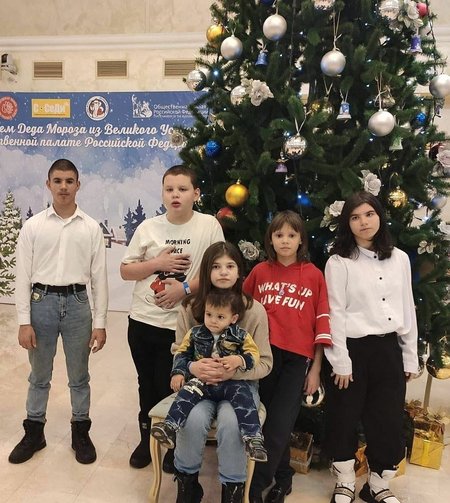 Щёлковские малыши из приёмных семей встретились с Дедом Морозом