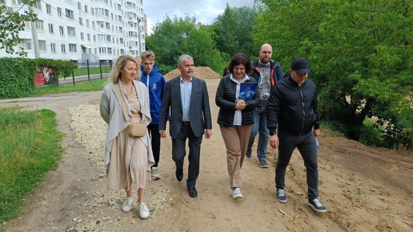 Владимир Шапкин проверил ход работ на берегу Чкаловского озера