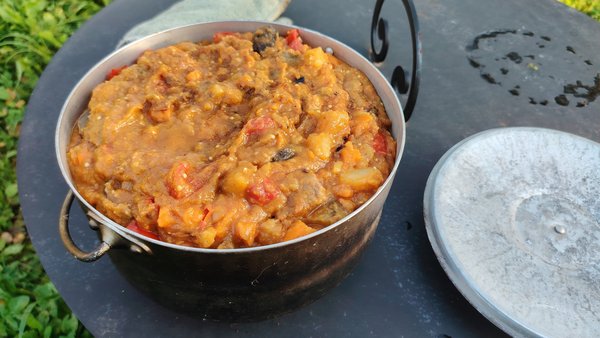 Тушёные овощи с мясом в котелке