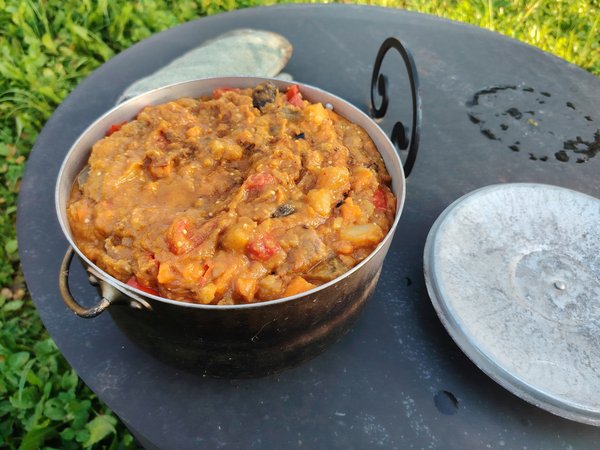 Тушёные овощи с мясом в котелке