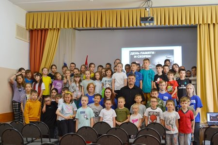 Депутат Сергей Есин провел урок мужества для детей в лагере