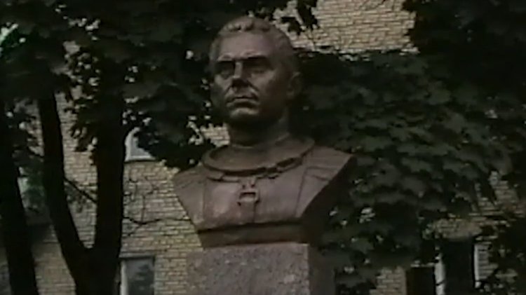 Комарова 3