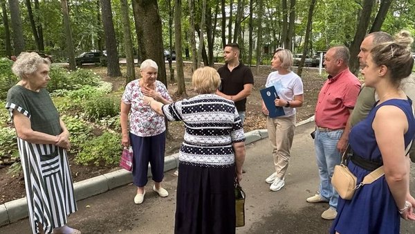 Марина Баева обсудила благоустройство дворовой территории на улице Радиоцентр-5