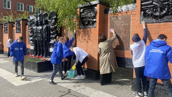Субботник у памятника на Парковой прошел в преддверии Дня Победы