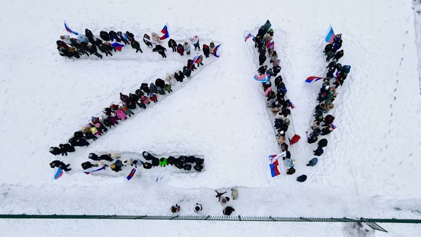 Щёлковские активисты «Молодой Гвардии» организовали флешмоб в поддержку военнослужащих, находящихся в зоне СВО. Молодогвардейцы, юнармейцы, педагоги и ученики выстроились с флагами России в буквы Z и V на территории школы №26 в Гребневе.