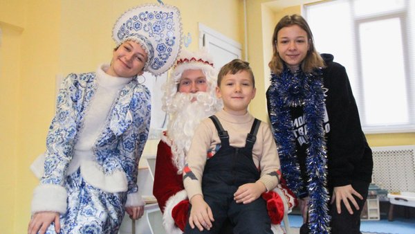 В Щелкове партийцы организовали новогодний праздник в одной из детских поликлиник города