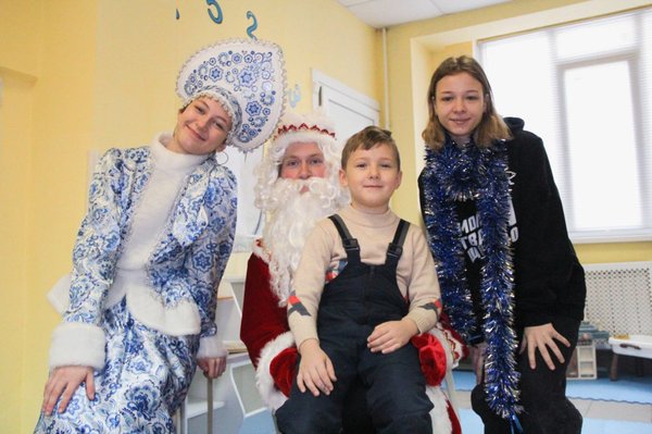 В Щелкове партийцы организовали новогодний праздник в одной из детских поликлиник города